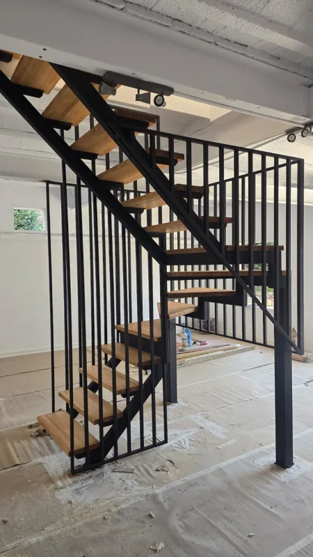 Escalera de acero al carbono lacado en negro con peldaños de madera maciza