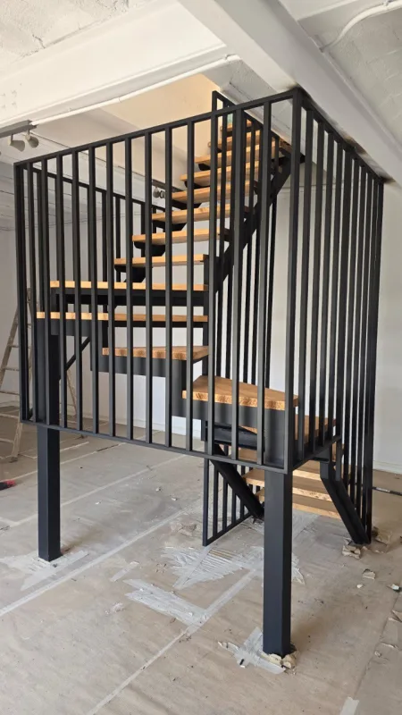 Estructura y barandilla de acero lacado de una escalera a medida