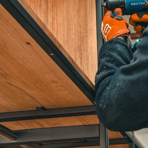 Montaje de una estructura de acero y madera con atornillado en obra