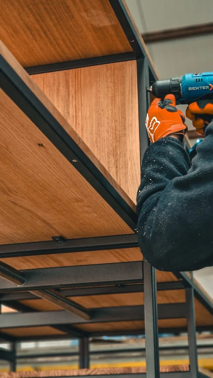 Montaje de una estructura de acero y madera con atornillado en obra