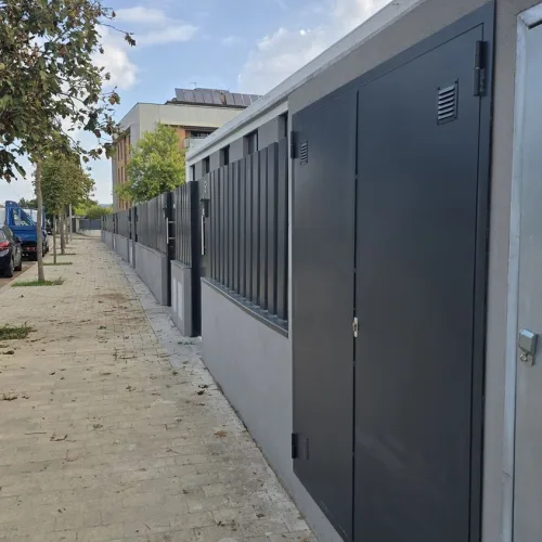 Cerramiento metálico perimetral de lamas