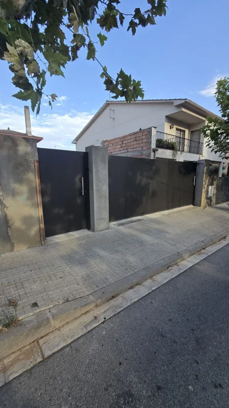 Cerramiento metálico de vivienda en el Vallès