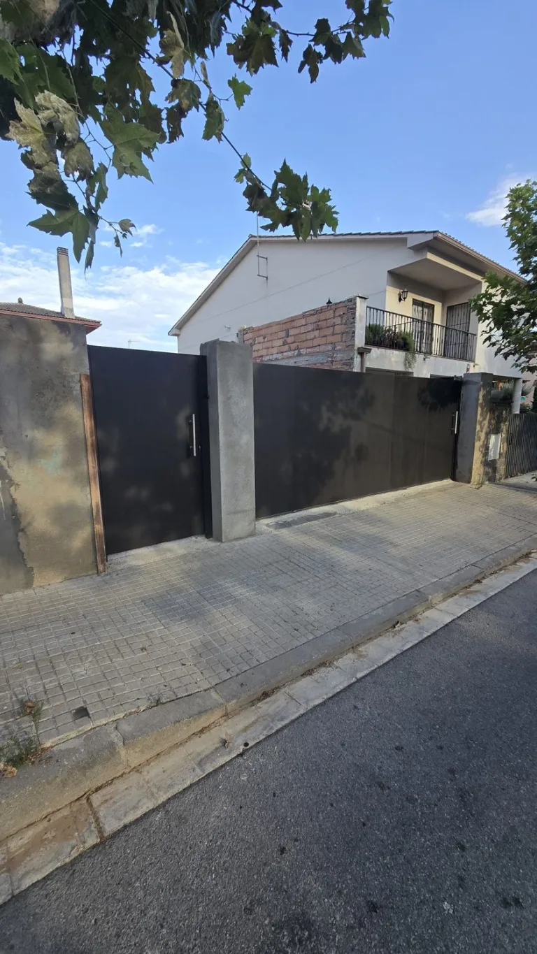 Cerramiento metálico de vivienda en el Vallès