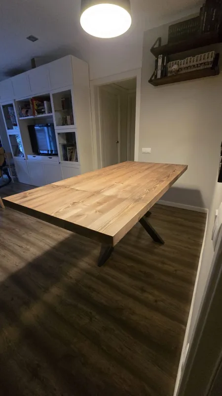 Mesa de comedor de madera y hierro a medida