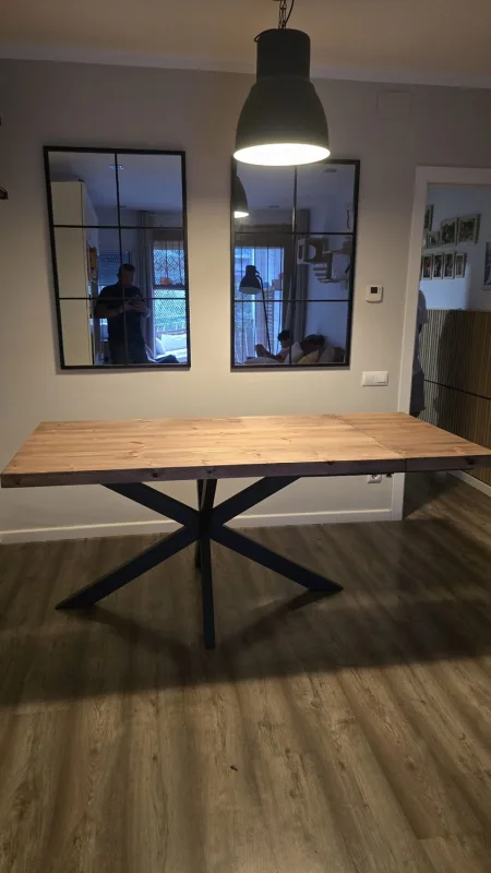 Mesa de madera maciza con pata metálica en estrella