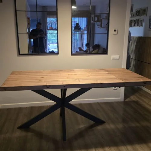 Mesa de madera maciza con pata metálica en estrella