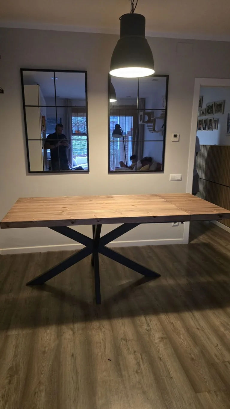 Mesa de madera maciza con pata metálica en estrella