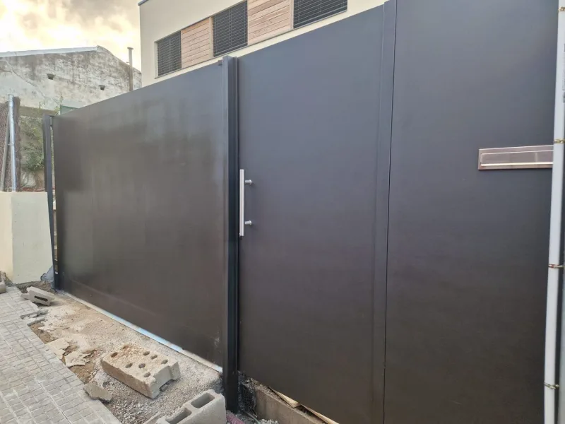 Instalación de puerta corredera de chapa a medida en el Vallès