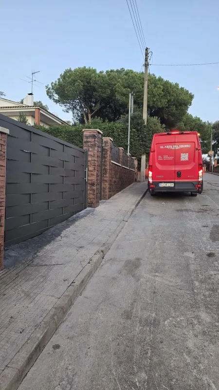 Puerta corredera metálica instalada por El Arte del Hierro