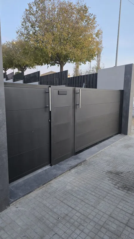 Puerta metálica batiente y puerta peatonal a juego