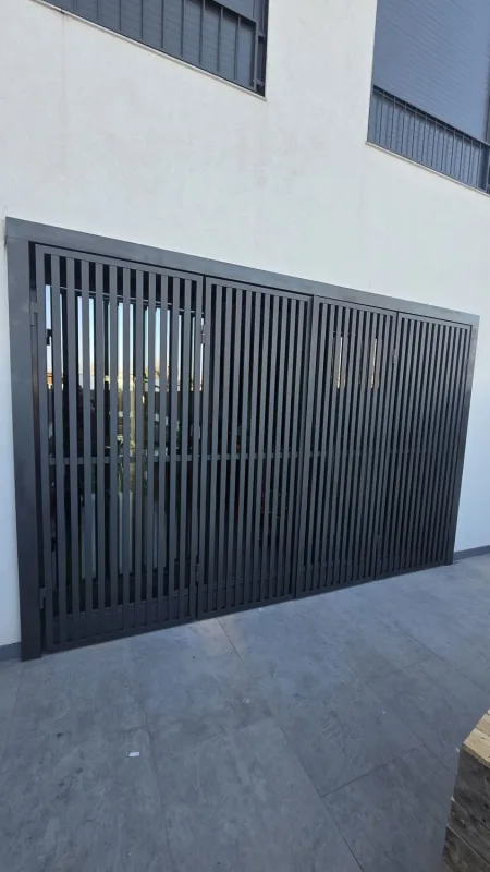 Puerta metálica de lamas verticales en Barcelona