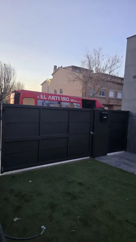Valla metálica y puerta de jardín a medida en el Vallès